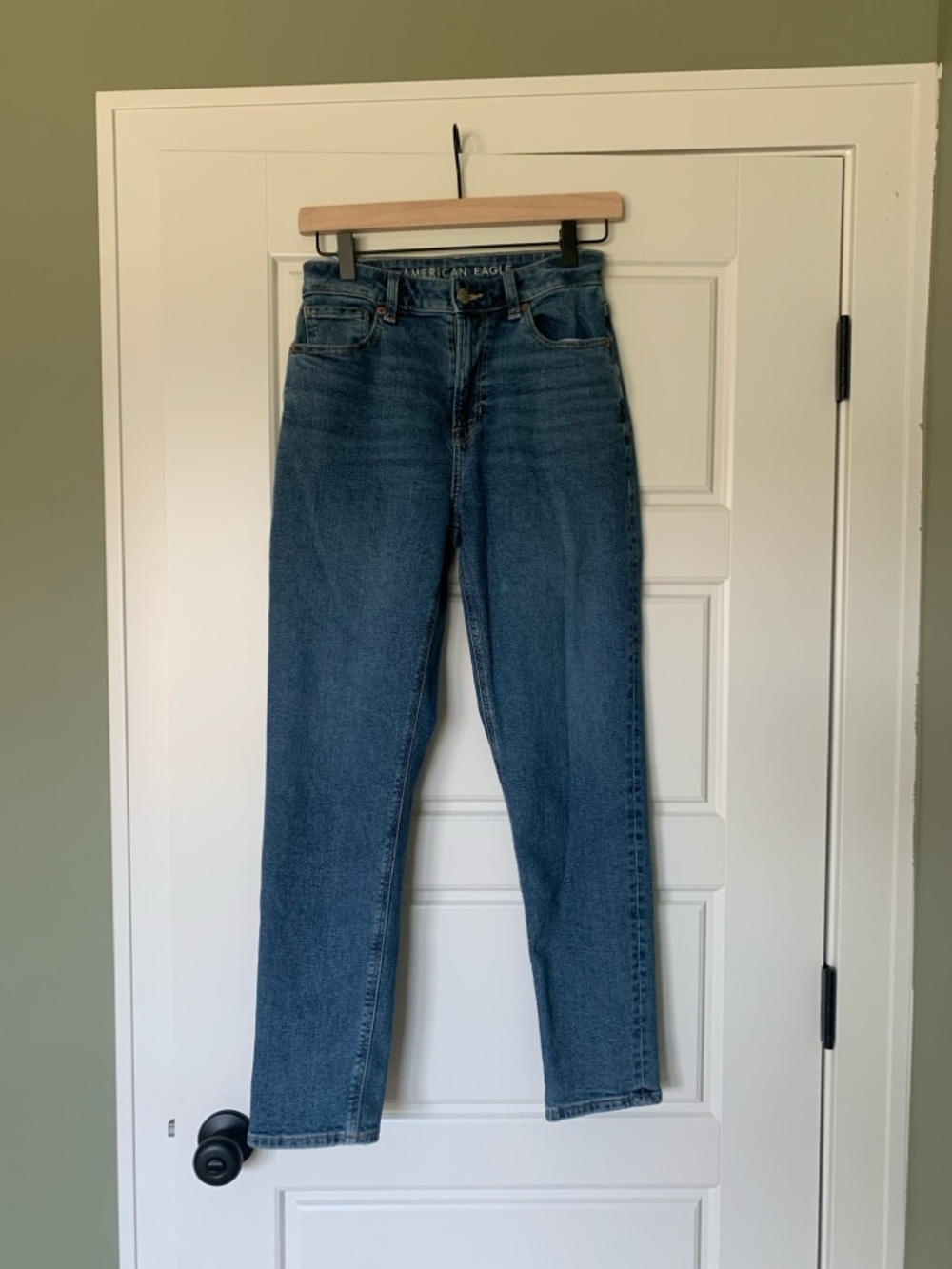 American Eagle Outfitters Straight Leg Jeans in Medium Blue Denim